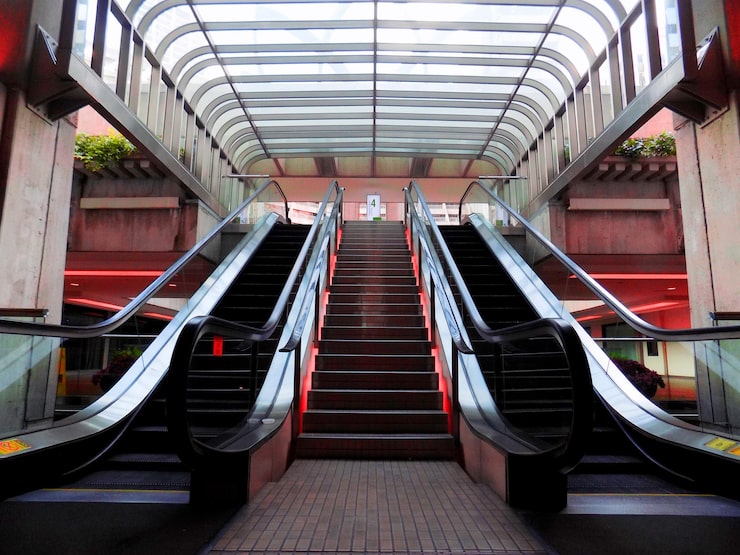 empty-staircase_1048944-10370440
