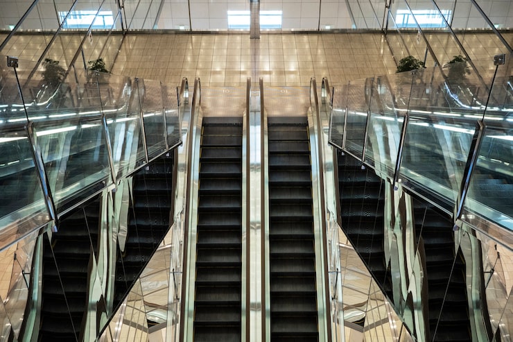escalators-mall_23-2149397547