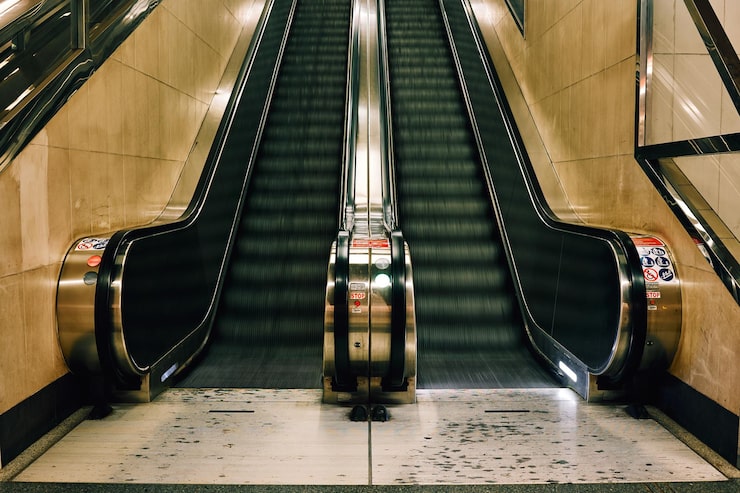 interior-subway-station_1048944-25168520