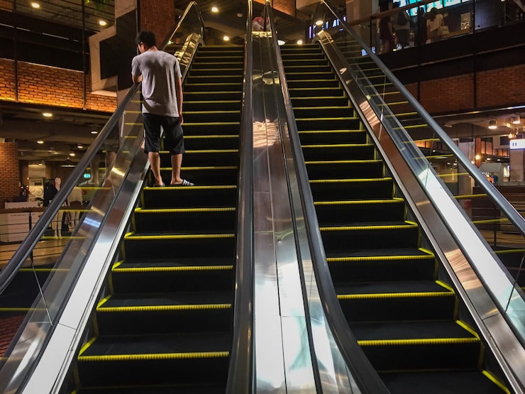low-angle-view-escalator_1048944-1751594