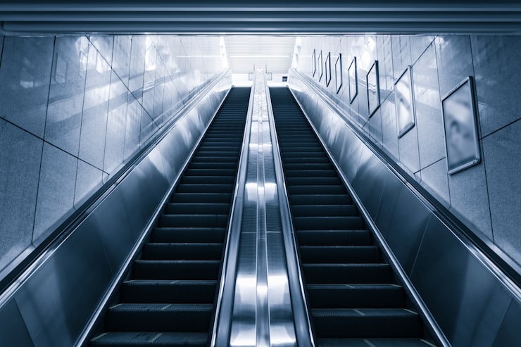 modern-escalator-shopping-center_1127-2856
